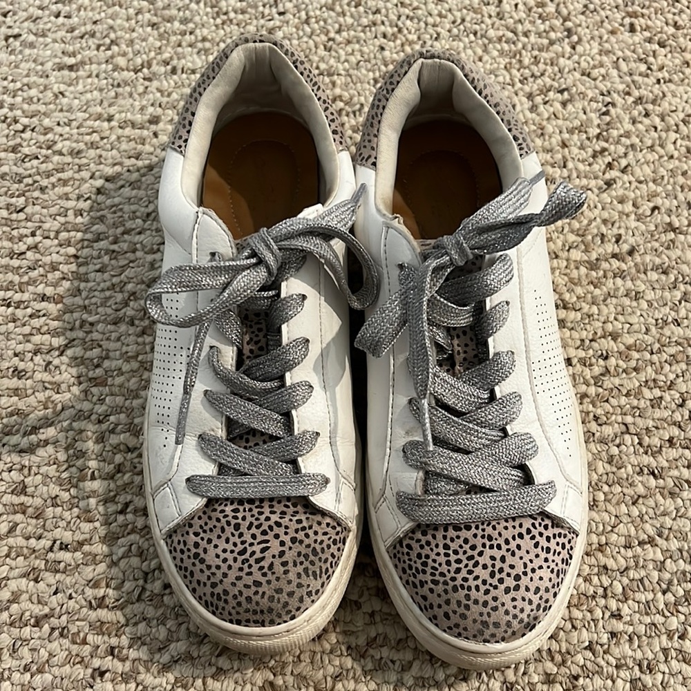 Target universal thread shoes.  Size 8. Worn but have a lot of life left